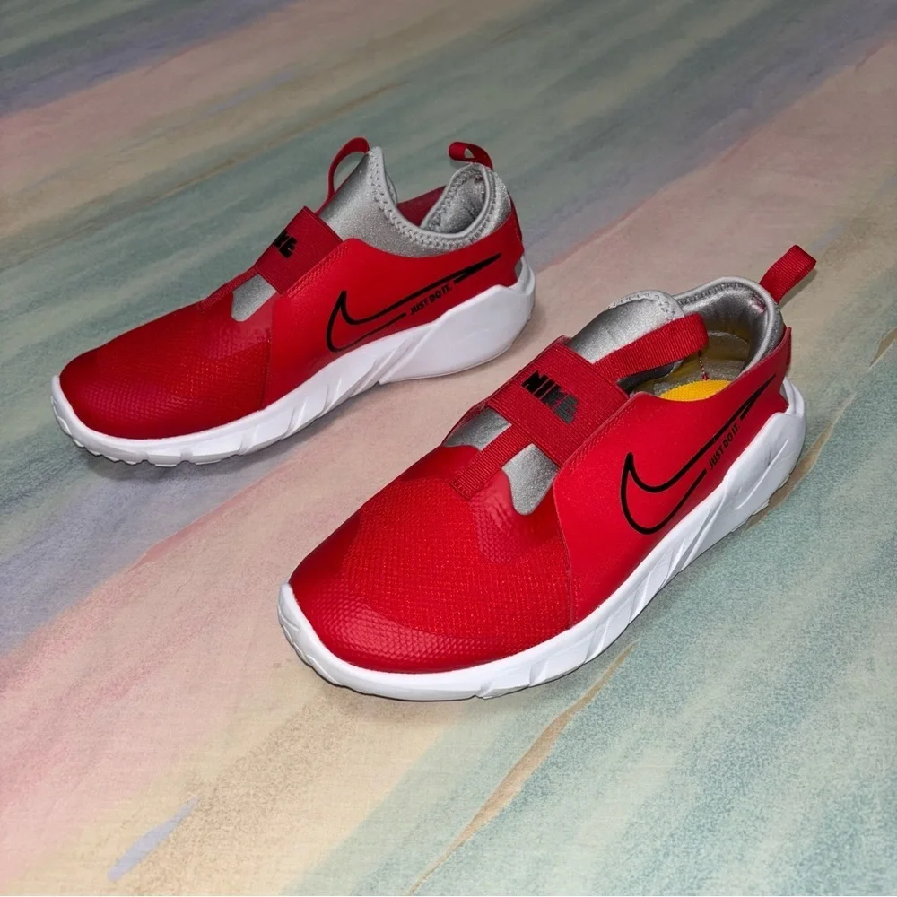 Nike Flex Runner 2 (GS) Slip On Sneakers. University Red size 7Y / women’s 8.5